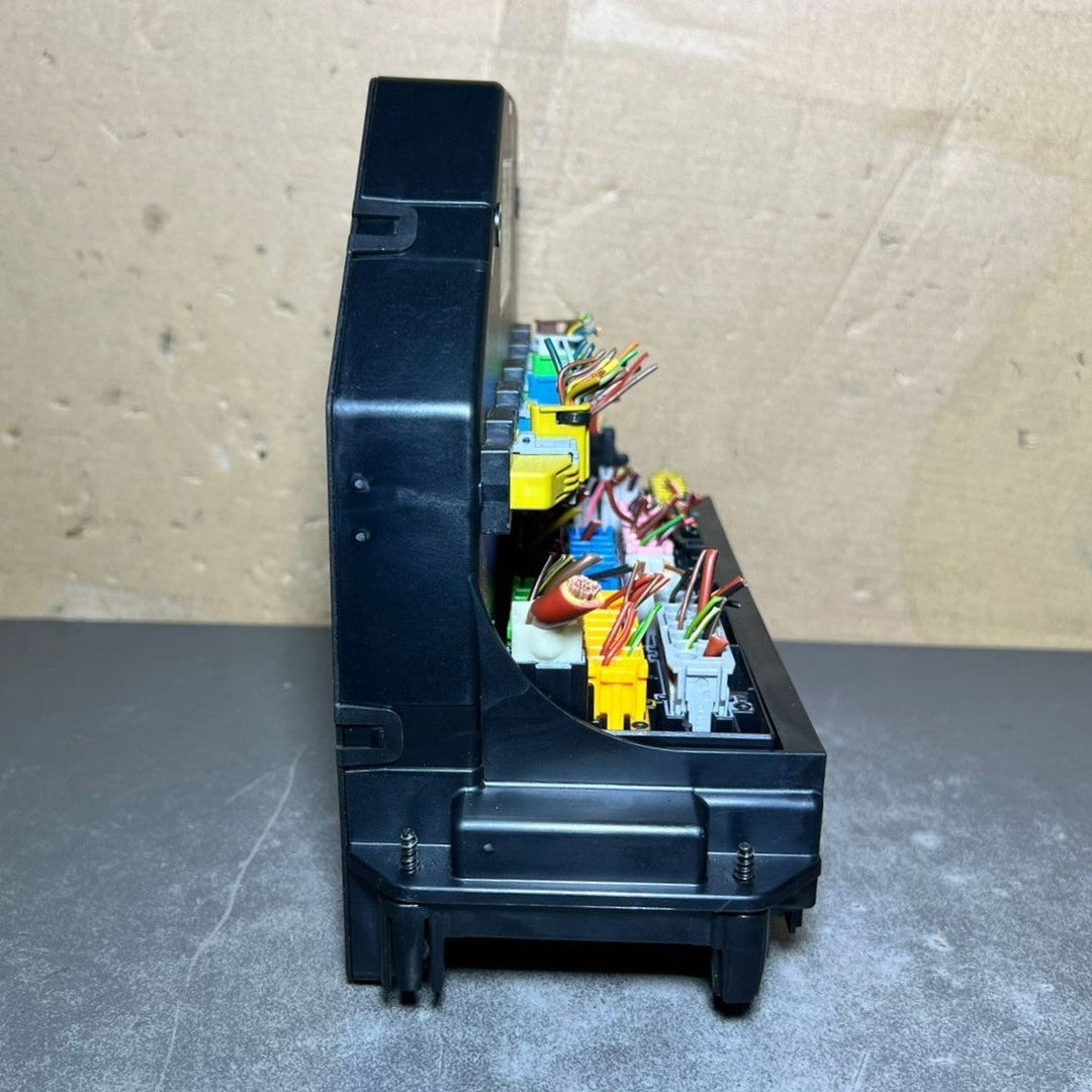 10-16 Mercedes-Benz W212 W204 Front SAM Module Relay Fuse Box A212 9008507 OEM