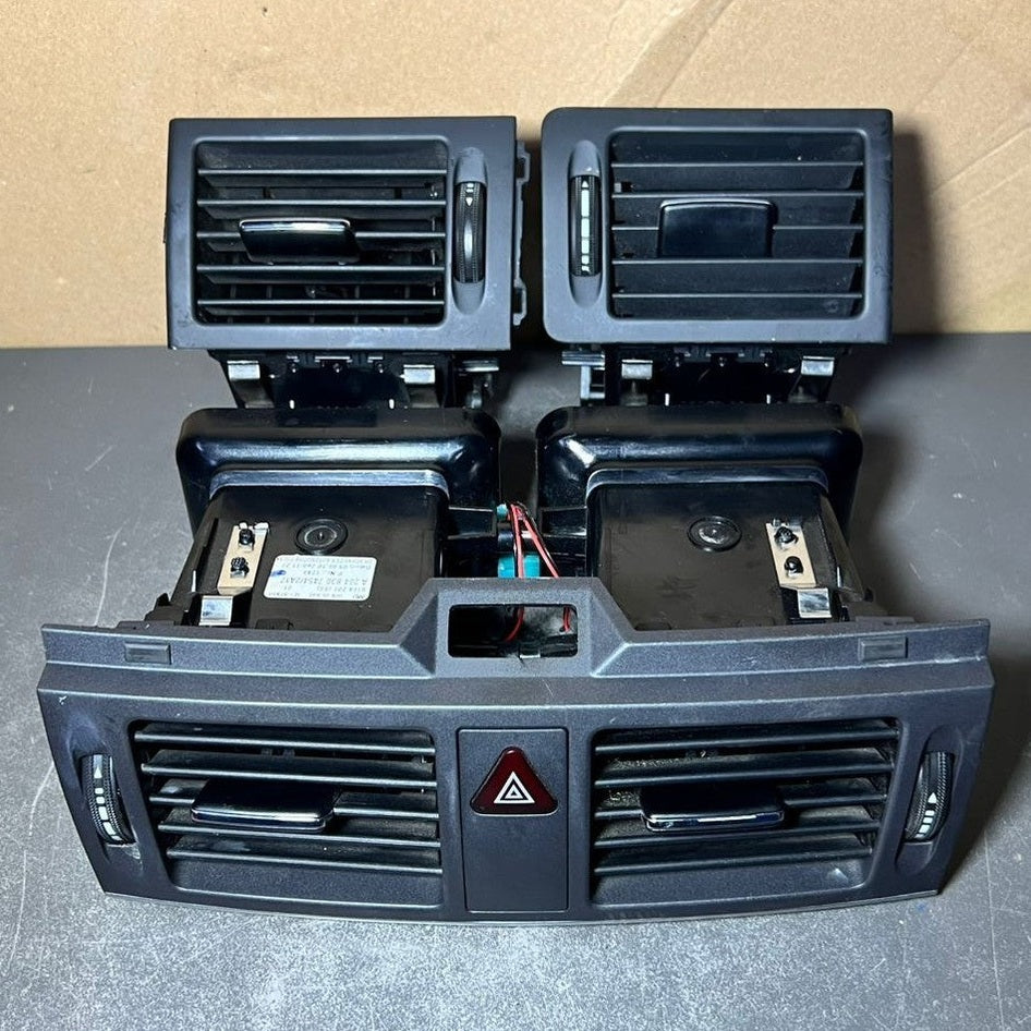 08-10 Mercedes W204 C-Class Front Center Dashboard  Heater A/C Air Vent Set