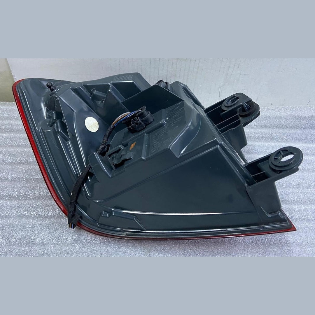 OEM BMW 3 SERIES F30 F80 LCI REAR TAIL LIGHT ON BODY RIGHT SIDE 7369118