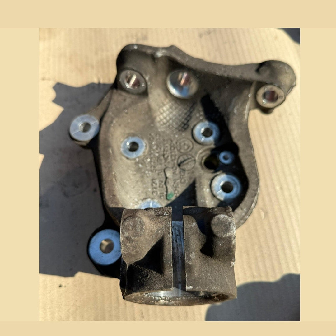 BMW 128 KNUCKLE CARRIER RIGHT FRONT 2009 2010 2011 2012 E82 135 3121 6773210 OEM