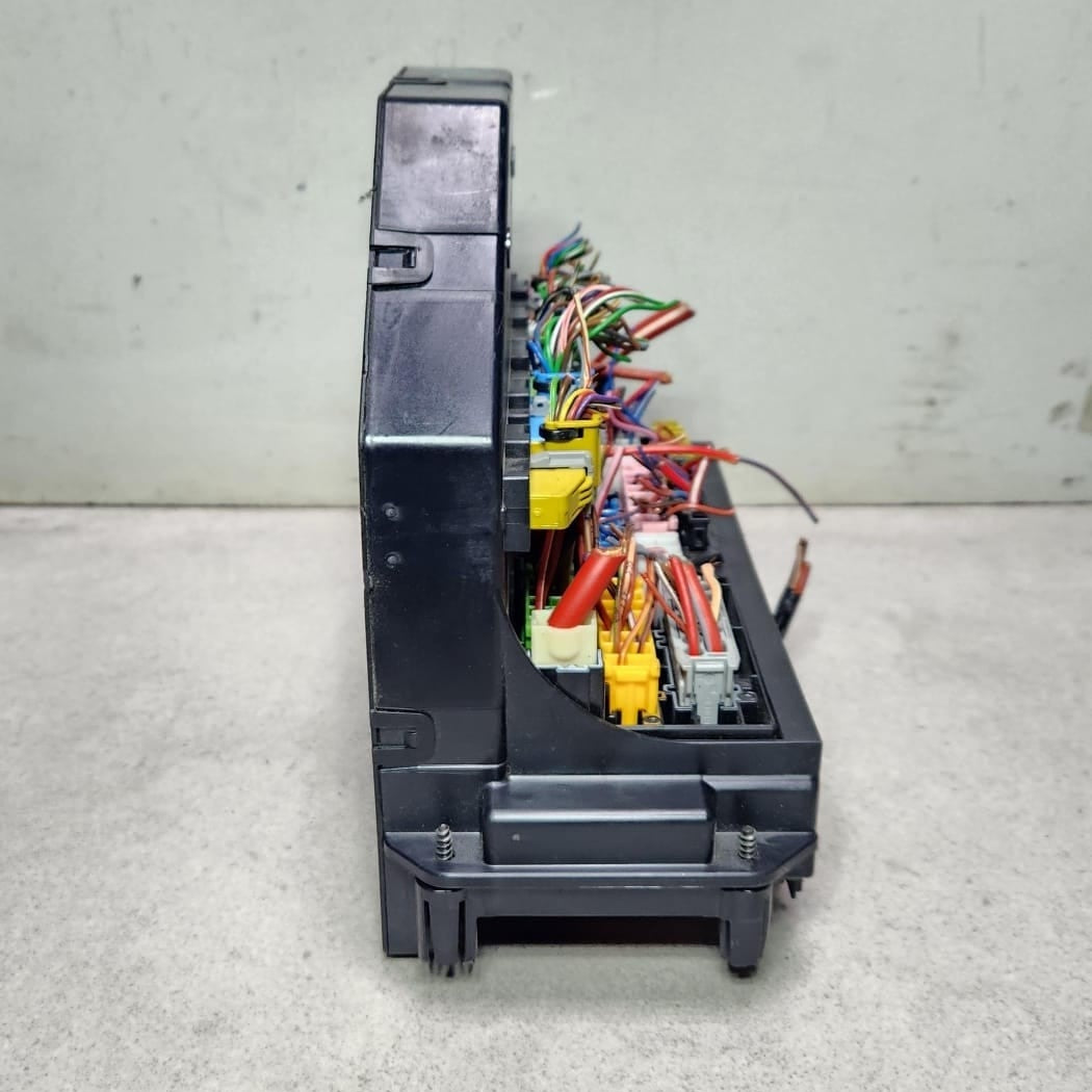 Mercedes-Benz Front Fuse Box Control Module A2129005912 C-Class W204 S204 OEM
