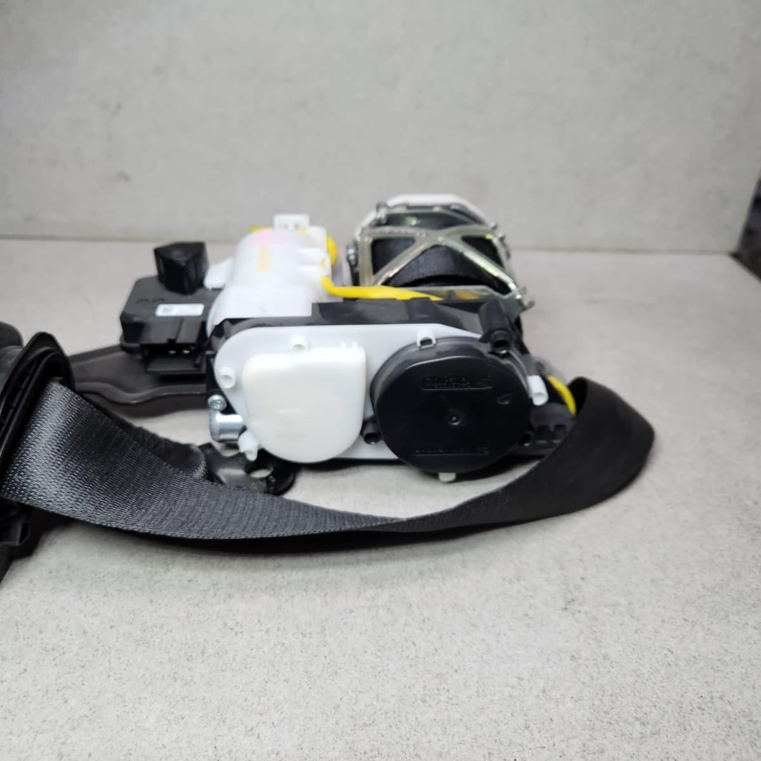 BMW 528 530 540 Front Right Seatbelt 34186687F 5 Series G30 528 and 530