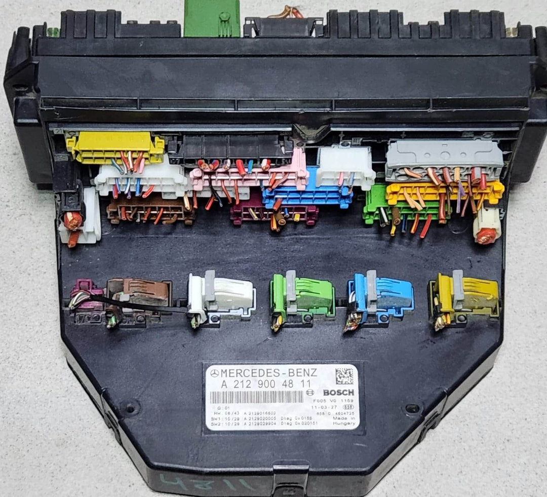 Mercedes-Benz Front Sam Fuse Box Control Module A2129004811 W204 C-Class  W207