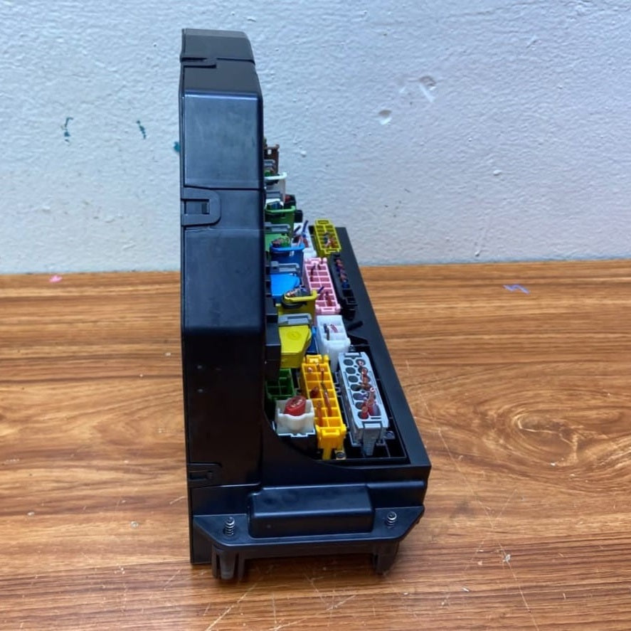 Mercedes-Benz Front Fuse Box Control Module A2129005912 C-Class W204 S204