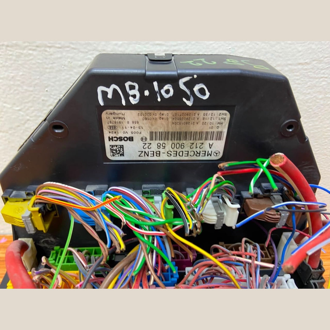 Mercedes-Benz Front SAM Fuse Box Control Module A2129005822 C-Class W204