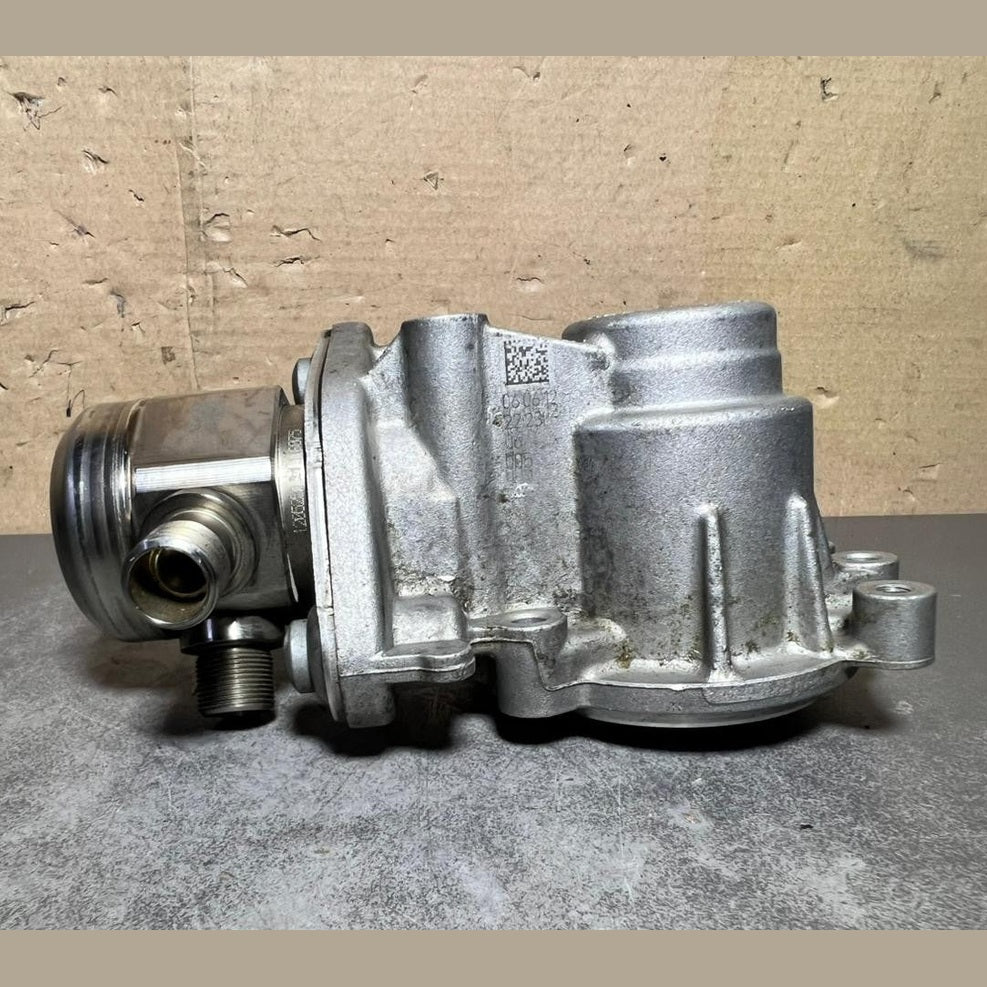 12-18 Mercedes W212 C300 M276 High Pressure Fuel Pump W/Housing A276 0700101 OEM