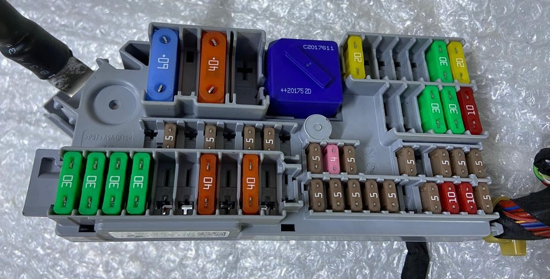 OEM BMW G20 X3 G01 Power Distribution Control Unit Module Front Fuse Box 6807487