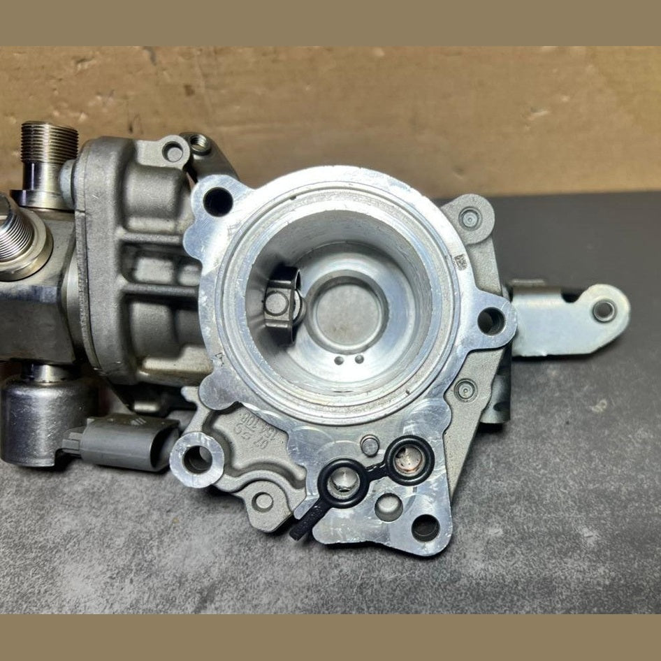 12-18 Mercedes W212 C300 M276 High Pressure Fuel Pump W/Housing A276 0700601 OEM