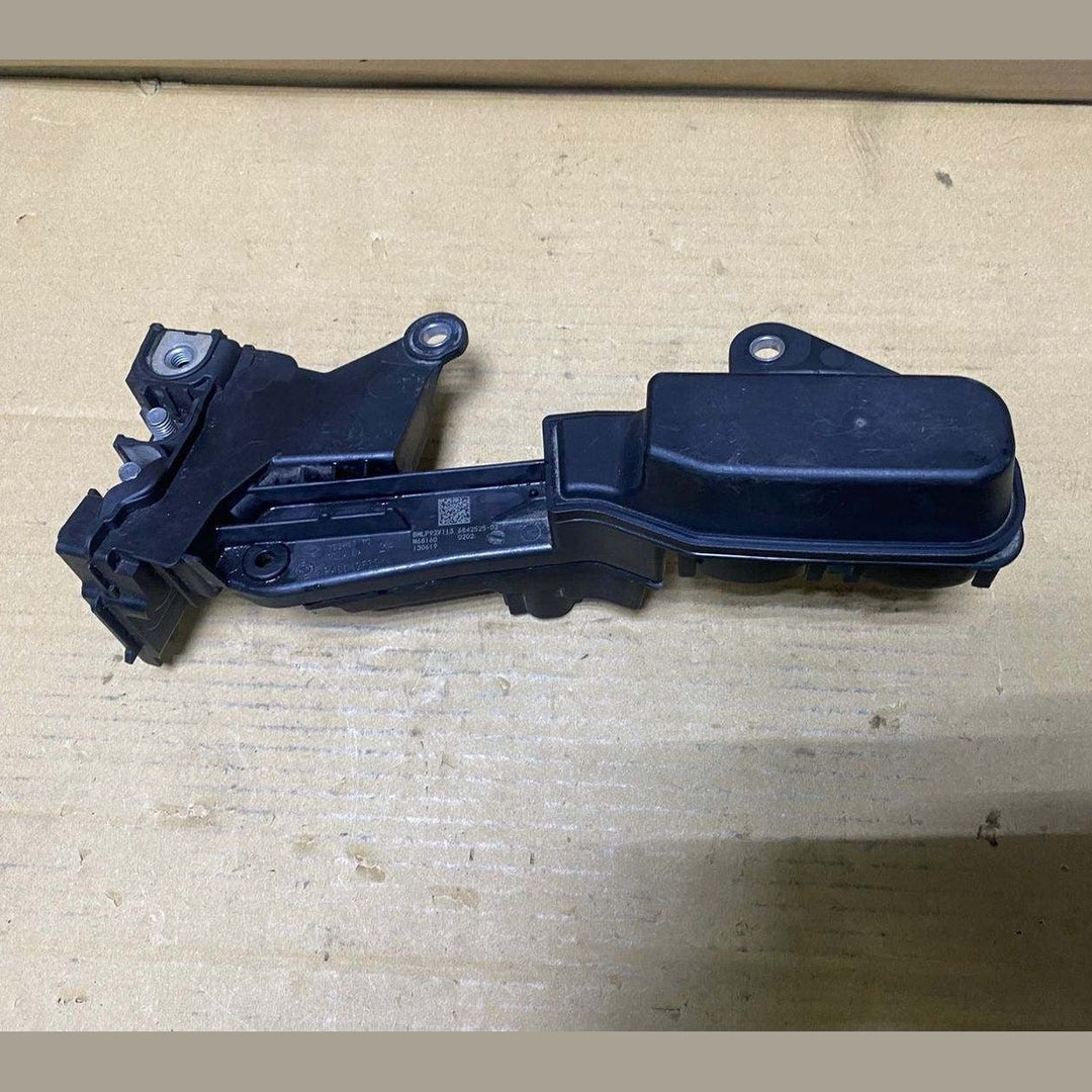 2019-2025 BMW 330i Jump Start Battery Voltage Terminal 6842526,3 Series G20, 4 S