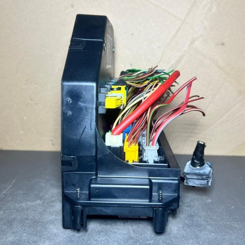 10-16 Mercedes-Benz W212 W204 Front SAM Module Relay Fuse Box A212 9005812 OEM