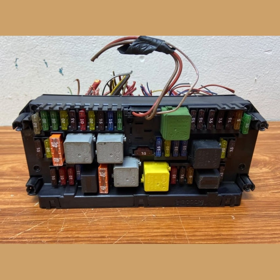Mercedes-Benz Front SAM Fuse Box Control Module A2129005822 C-Class W204