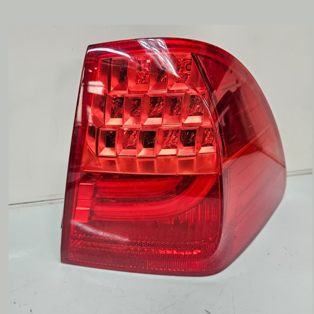 7289432-BMW 3 Series E90 E91 328i Touring Taillight Right Rear OEM