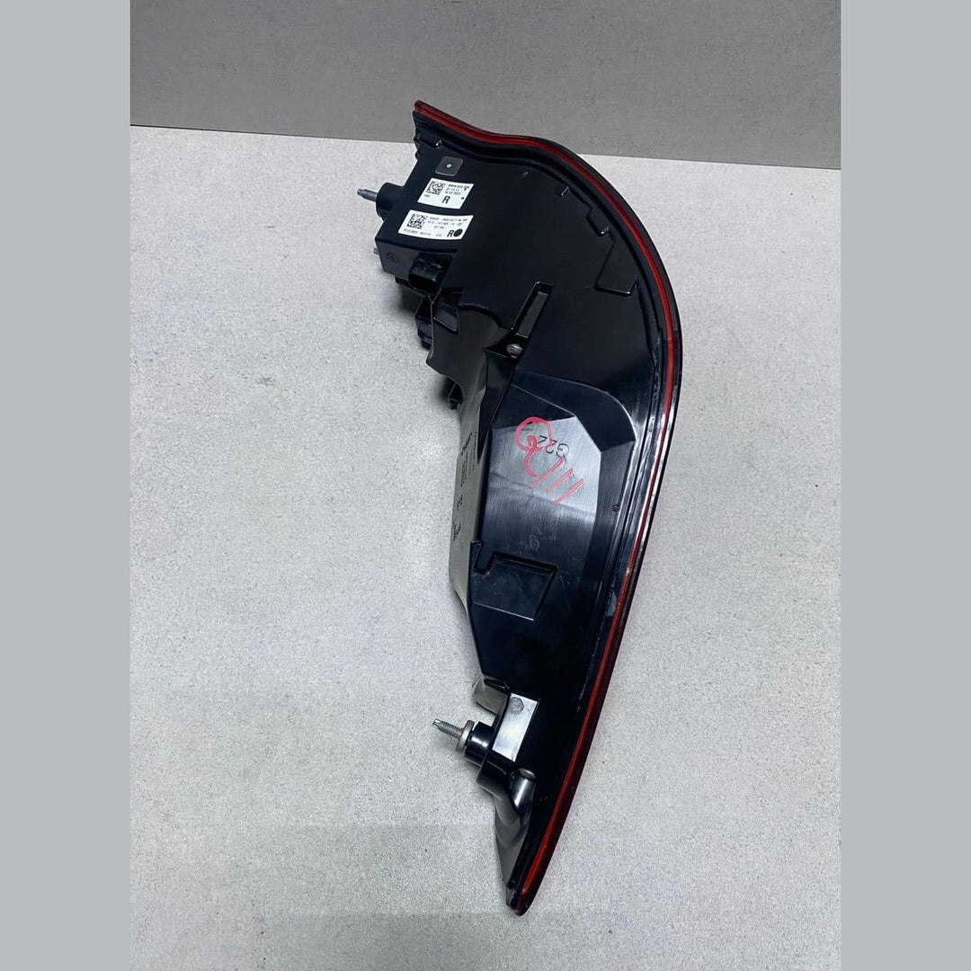 2020-2022 BMW M4 Rear Right Outer Taillight 7477606  G22 G82  430i 440i