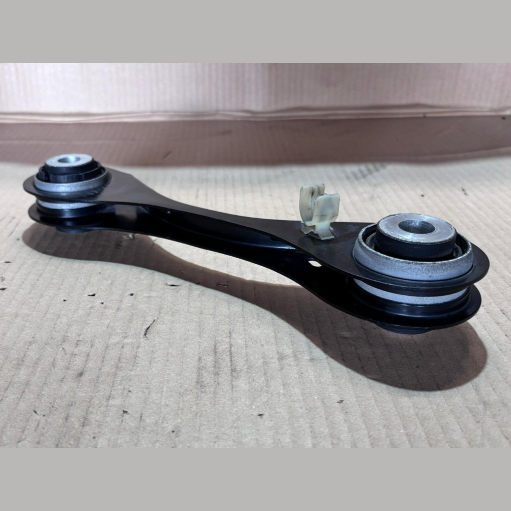 BMW X3 G01 X4 G02 X3M F97   REAR SUSPENSION LINK ARM RUBBER MOUNT RIGHT  6871006