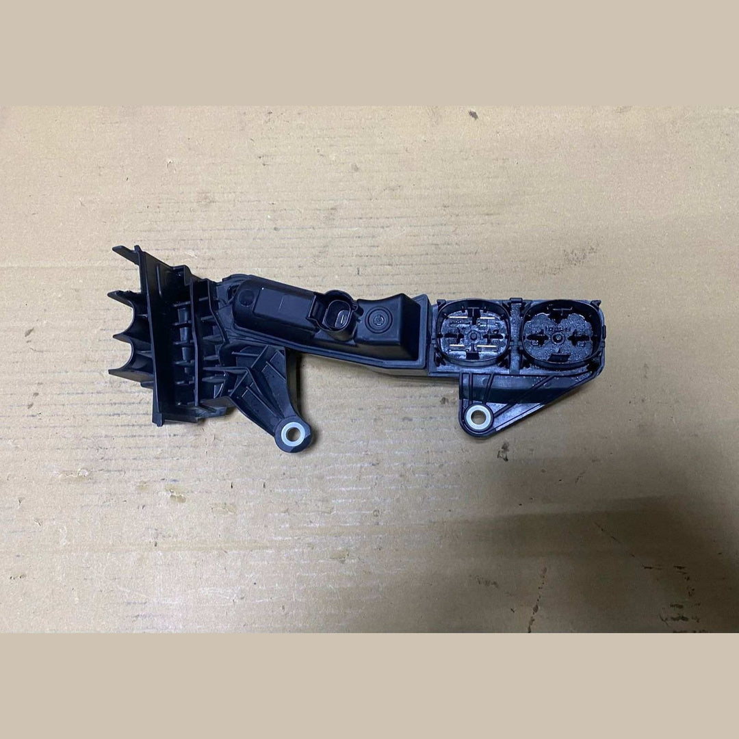 2019-2025 BMW 330i Jump Start Battery Voltage Terminal 6842526,3 Series G20, 4 S
