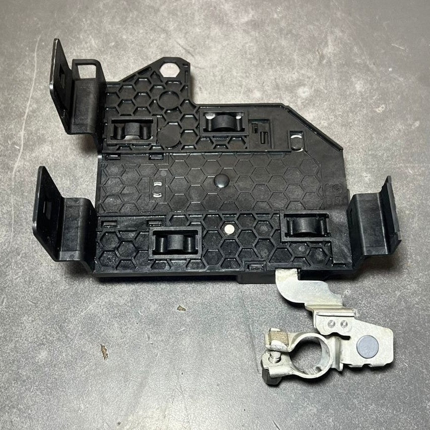 18-22 Mercedes-Benz W247 W118 CLA Battery Fuse Box Current Limiter A247 90636603