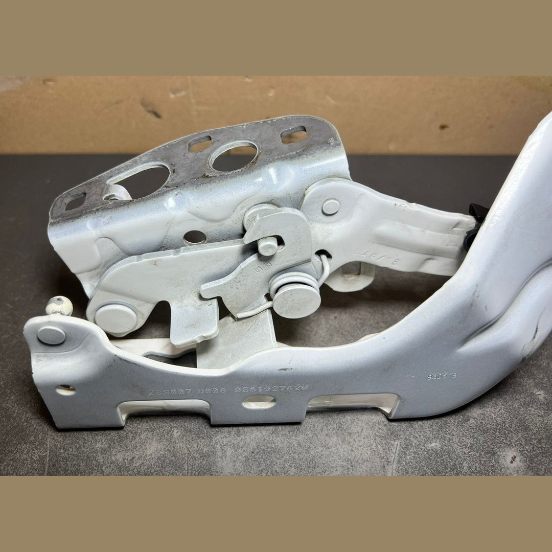 2015-2020 Mercedes-Benz E-Klasse W213 Motorhaubenscharnier vorne links A213 8800128