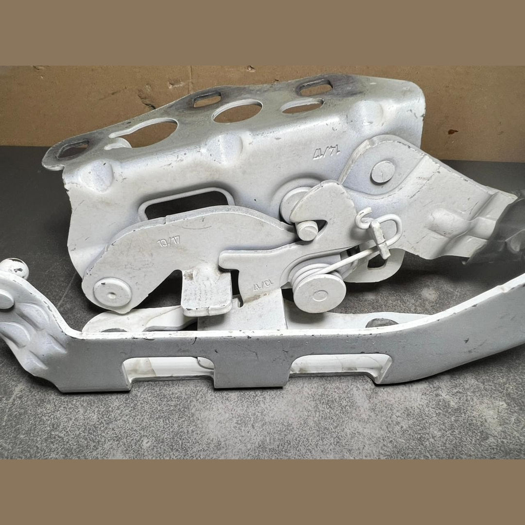 2015-2020 Mercedes-Benz C-Klasse W205 Motorhaubenscharnier vorne links A205 8800828