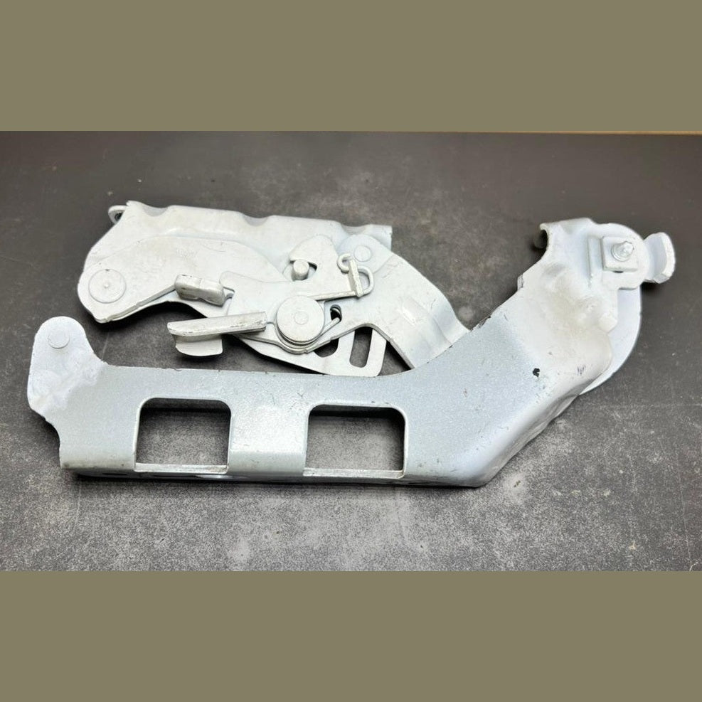 2015-2020 Mercedes-Benz C-Klasse W205 Motorhaubenscharnier vorne links A205 8800828