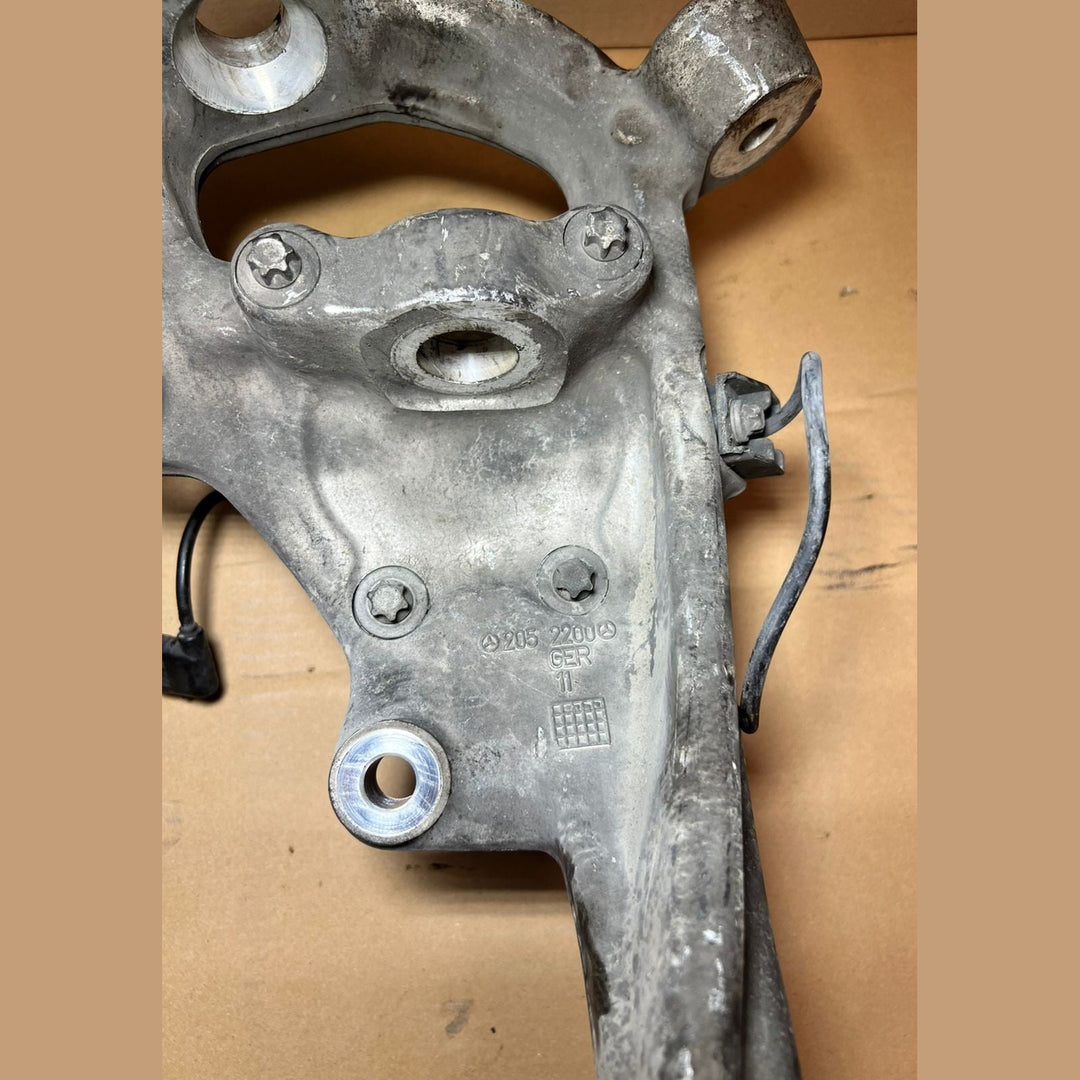 Mercedes-Benz W205 C-Class C300 C250 Front Right 2014-18 Knuckle Spindle Hub Carrier OEM