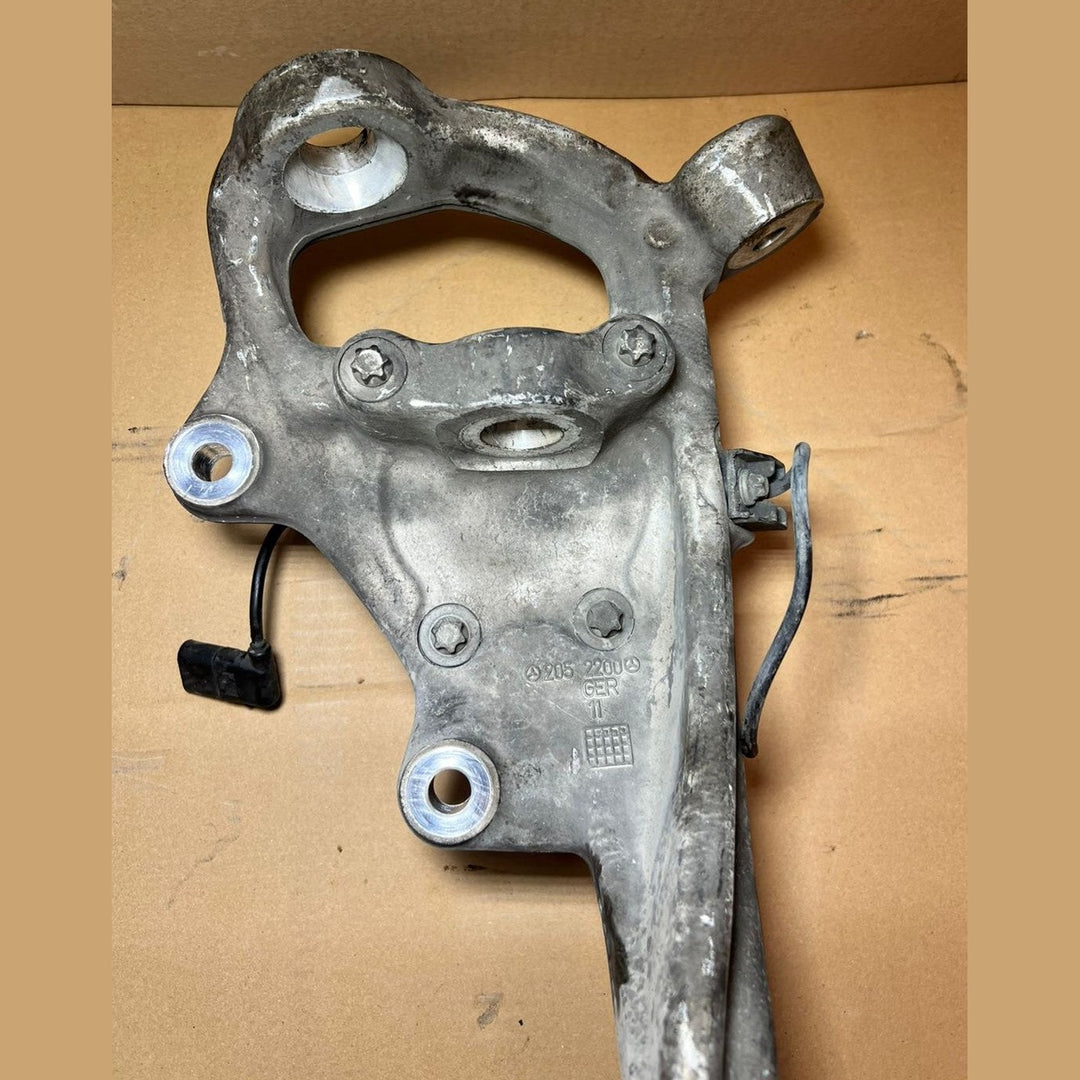 Mercedes-Benz W205 C-Class C300 C250 Front Right 2014-18 Knuckle Spindle Hub Carrier OEM
