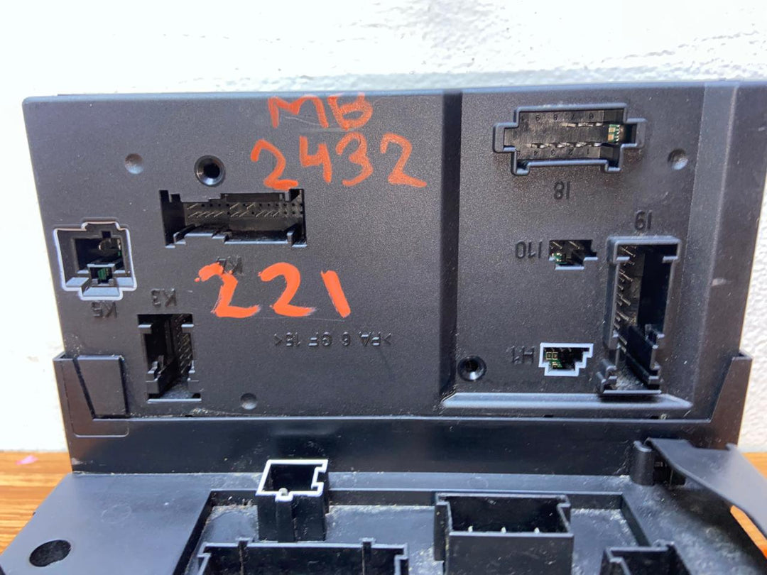 Mercedes-Benz S550 W221 Rear SAM Fuse Box Control Module A2215402050 A2215454932 OEM