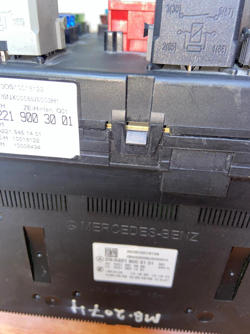 Mercedes-Benz S550 W221 Rear SAM Fuse Box Control Module A2219003001 A2219003101 OEM