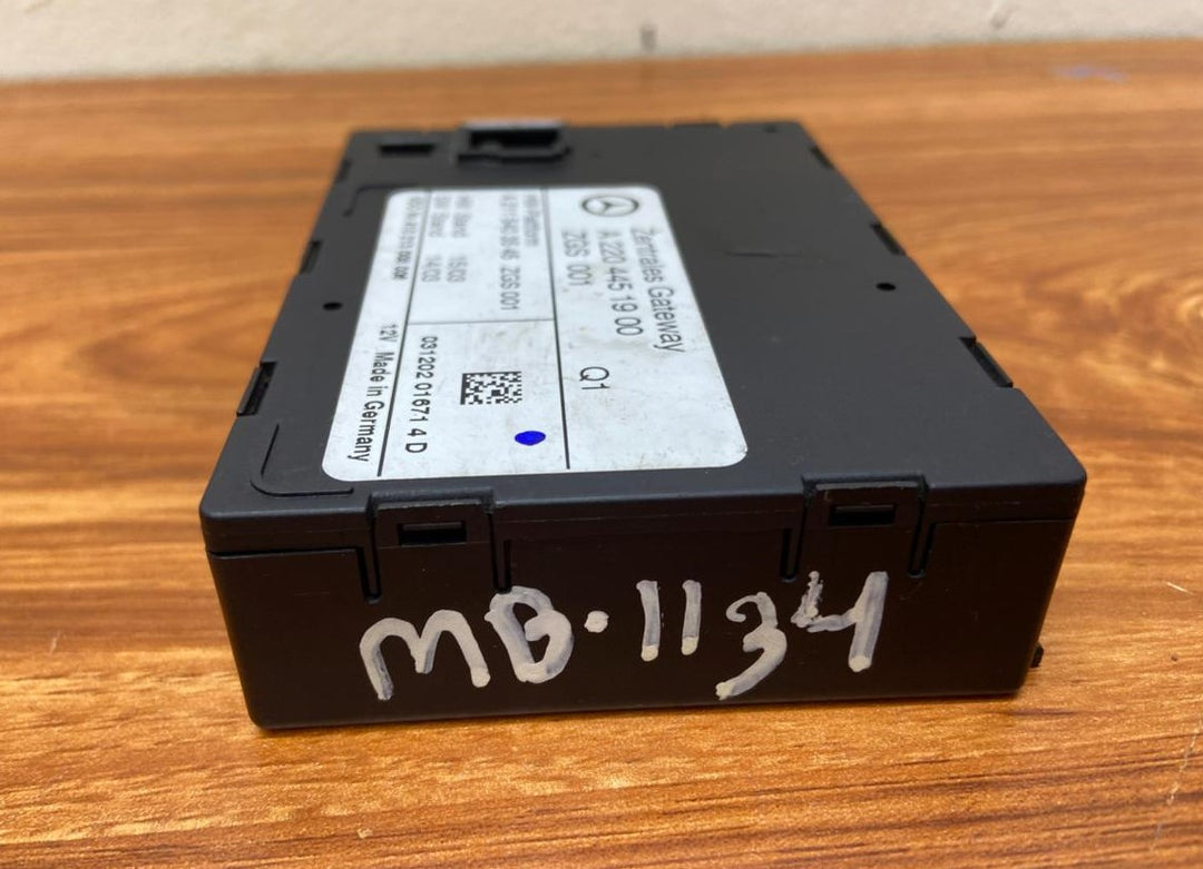 Mercedes-Benz Central Gateway Control Unit Module A2204451900 W220 OEM S-Class