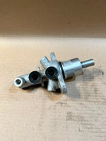 Bild in die Galerieansicht laden, 2001 BMW 5 Series E39 Brake Master Cylinder Used Genuine OEM
