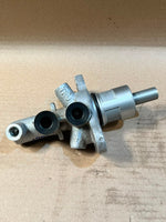 Bild in die Galerieansicht laden, 2001 BMW 5 Series E39 Brake Master Cylinder Used Genuine OEM