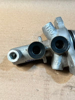 Bild in die Galerieansicht laden, 2001 BMW 5 Series E39 Brake Master Cylinder Used Genuine OEM