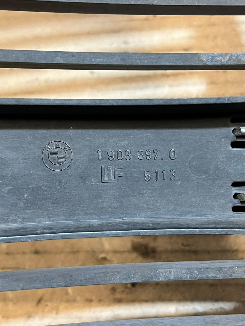 BMW 7 Series E32 735i 730i Front Center Kidney Grille 1908697 Used OEM