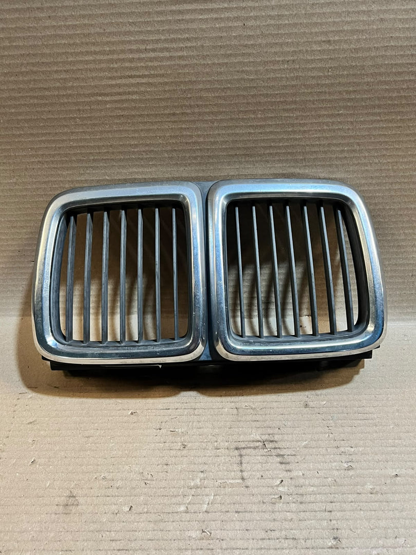 BMW 7 Series E32 735i 730i Front Center Kidney Grille 1908697 Used OEM